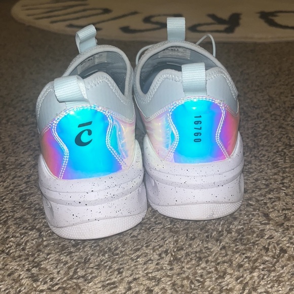 Clove Sneakers For Healthcare Workers - Picture 2 of 4